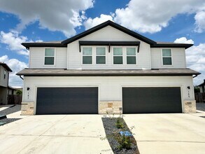 Building Photo - Large newly constructed luxury townhome