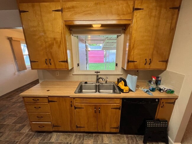 Building Photo - 429 E Pine St