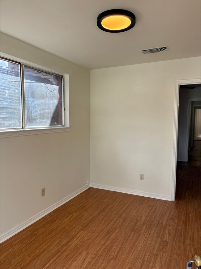 Building Photo - 412 S Murat St