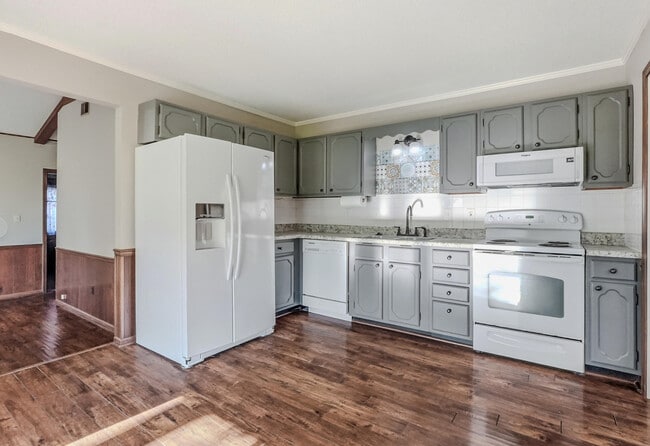 Building Photo - 2212 Rose Dr