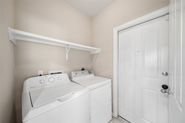 Building Photo - 24503 Lakecrest Bend Dr