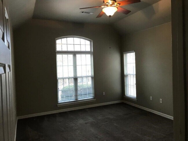 Building Photo - 2506 S Greens Way
