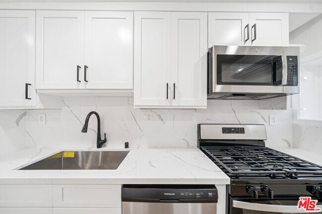 Building Photo - 1027 N Gardner St