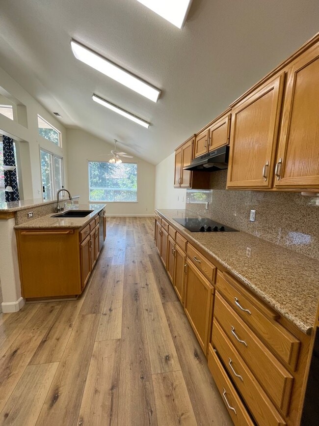 Building Photo - NEWLY LISTED & READY TO DAZZLE!