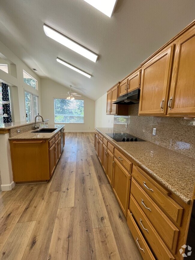 Building Photo - NEWLY LISTED & READY TO DAZZLE!