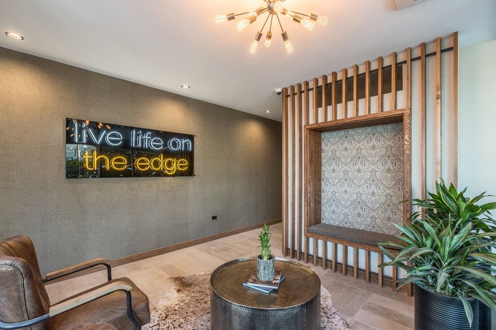 Building Photo - 5940 N Sheridan Rd