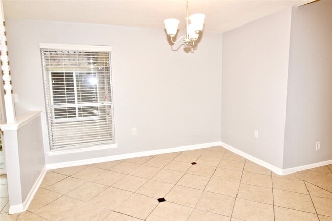 Building Photo - 2126 Highland Hills Dr