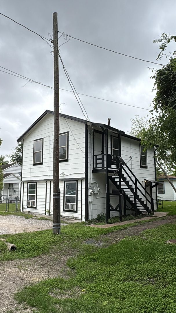 Building Photo - Your dream home awaits!