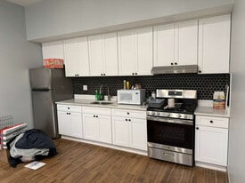 Building Photo - 100 E Valley Stream Blvd