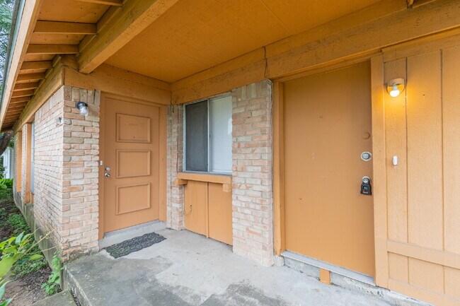 Building Photo - 323 W William Cannon Dr