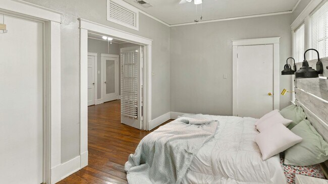 Building Photo - Adorable Cottage Just Steps from LSU's Campus and the Lakes!