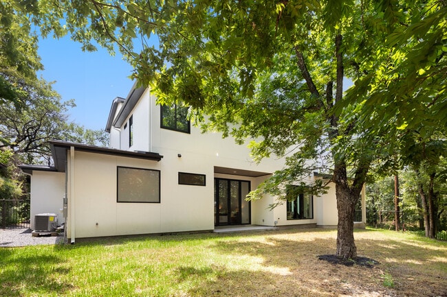 Building Photo - 2504 Bluffview Dr