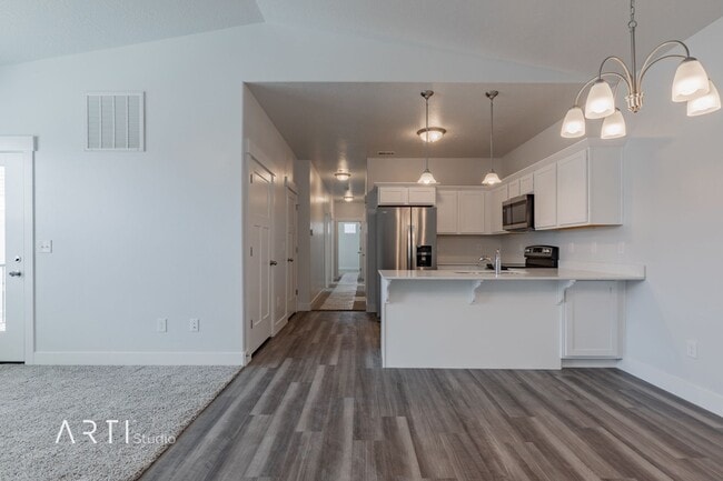 Building Photo - Bright Top-Floor Condo with Stunning Views...