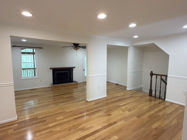 Building Photo - Beautiful 4 Bed 2.5 Bath Townhome in Burke For Rent!
