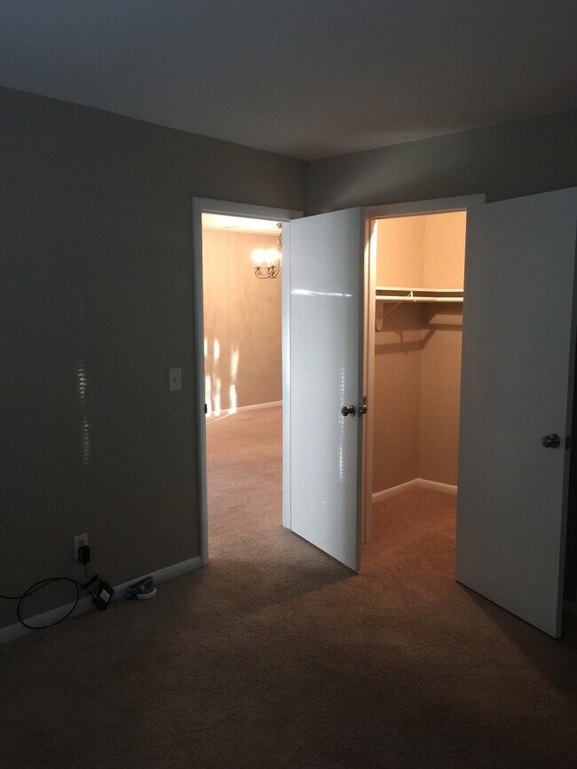 Building Photo - Holly Tree Condominiums