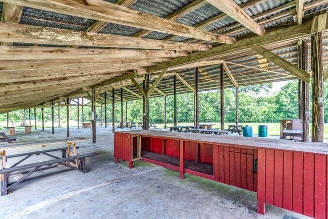 Building Photo - 132 Pine Ridge Dr