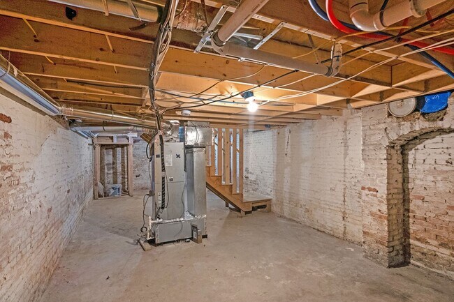 Building Photo - 2412 Francis St