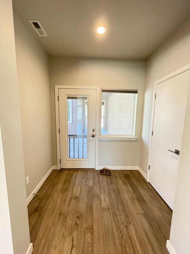 Building Photo - Flexible Living in North Ellensburg