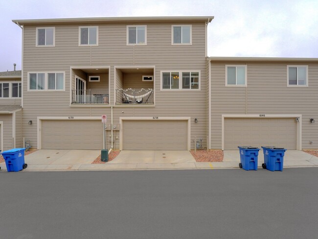 Building Photo - Expansive 3-story home!