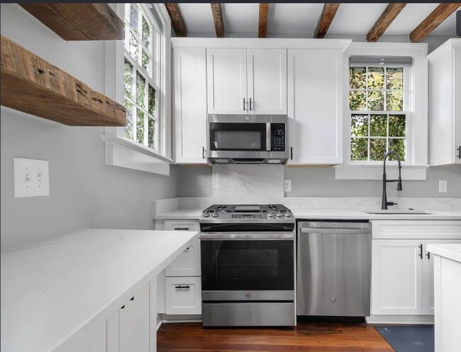 Building Photo - 138 Coming St