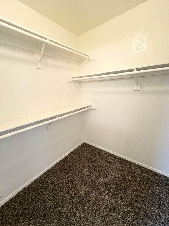 Building Photo - Stunning 4 Bedroom/2.5 Bath Home in Ahwatukee