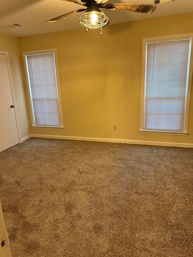 Building Photo - 7200 Devine St