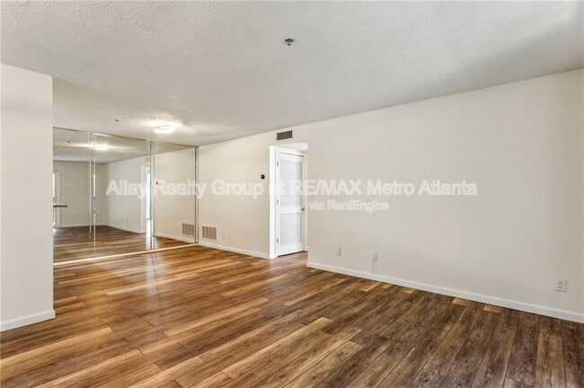 Building Photo - 2701 Cumberland Ct SE