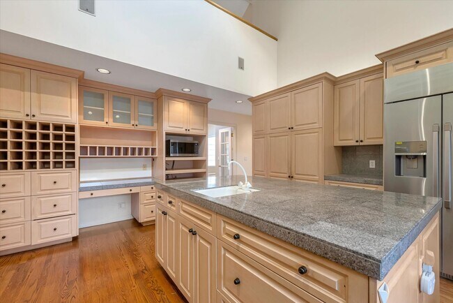 Building Photo - 954 Russell Ave