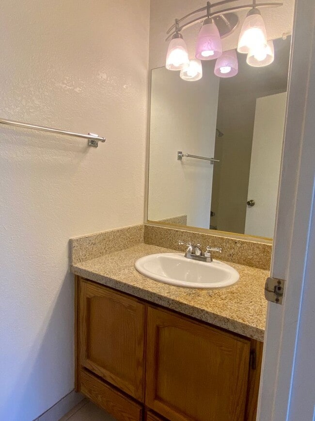 Building Photo - AVAILABLE NOW!!