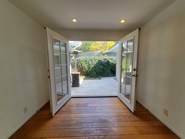 Building Photo - Kentfield 3x2 Flat + detached office, fron...