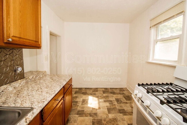 Building Photo - 636 Allyn St