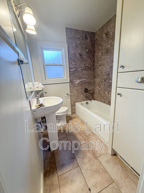 Building Photo - 658 N 10th St