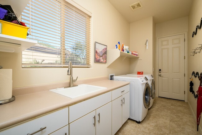 Building Photo - 7410 E Russet Sky Dr