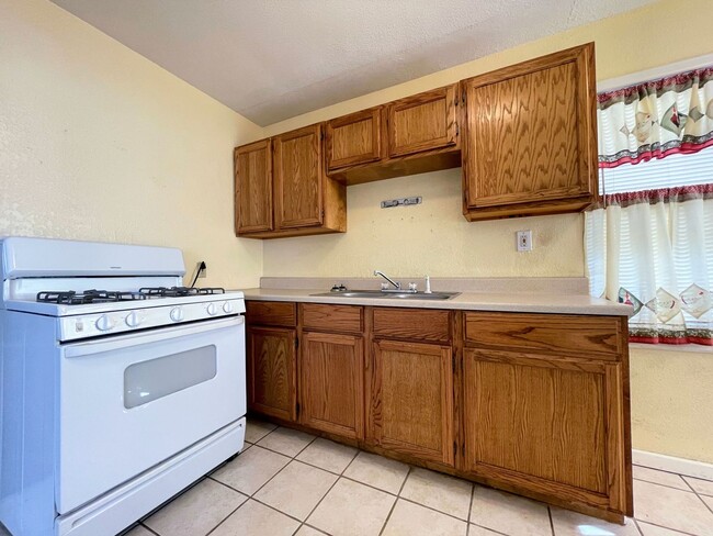 Building Photo - Cozy 1 bedroom with detached garage
