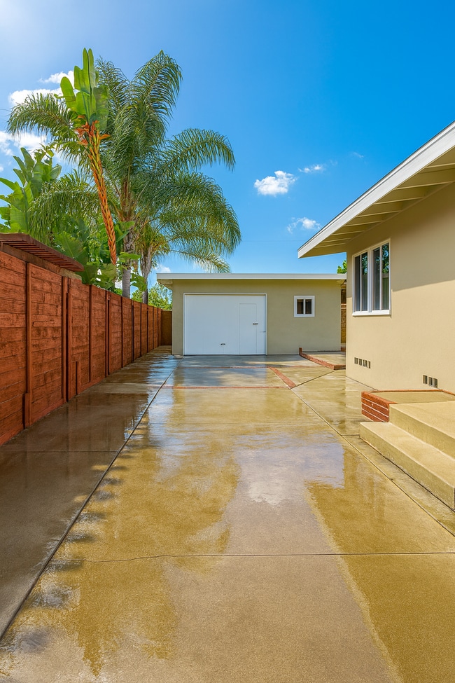 Building Photo - East Long Beach Home Available Now!!