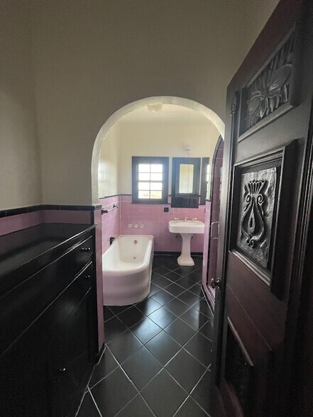bathroom - 4918 Angeles Vista Blvd