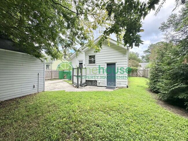 Building Photo - 2835 Somme Ave