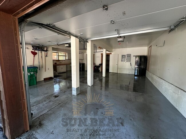 Building Photo - Bright Unfurnished Home with 2 Car Garage!