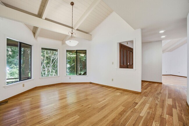 Building Photo - Spectacular 2 story home w/pool in Round Hill Country Club