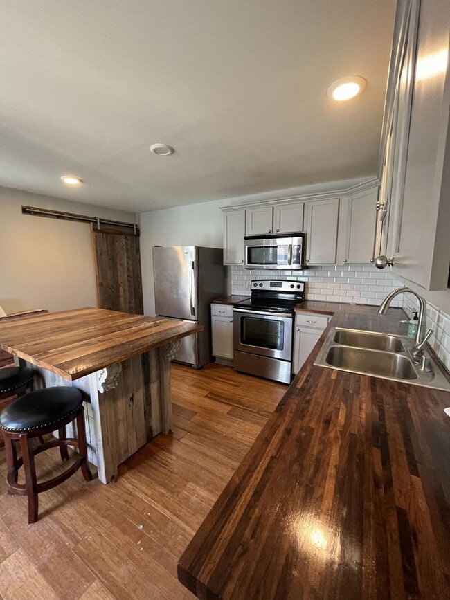 Building Photo - 624 N Upper St