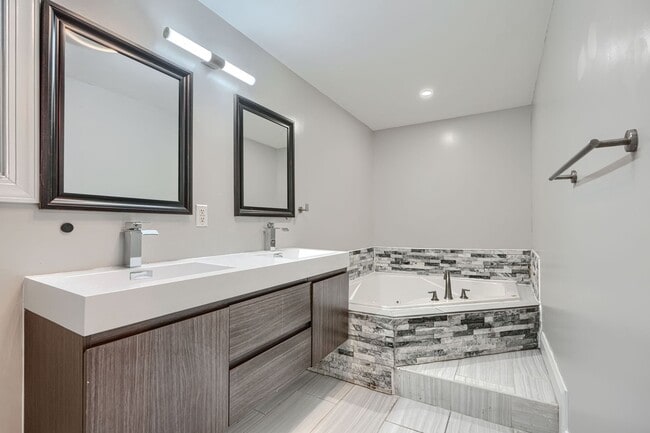 Building Photo - 4012 Fernhill Ave