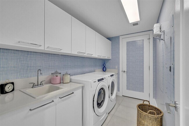 Building Photo - 100 E Las Olas Blvd