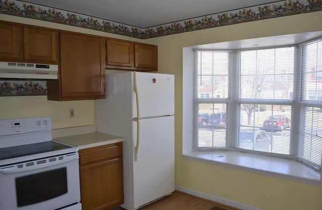 Building Photo - 3 bedroom, 2.5 bathroom townhouse in the q...