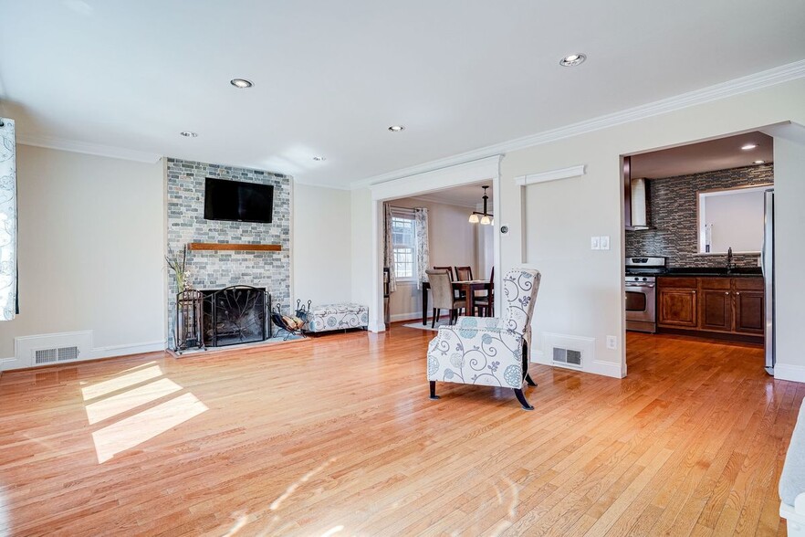 Building Photo - 7601 Mendota Pl