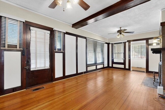 Building Photo - Downtown BUNGALOW 2 Bedroom 1 Bath
