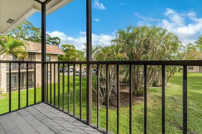 Building Photo - 6832 Palmetto Cir S