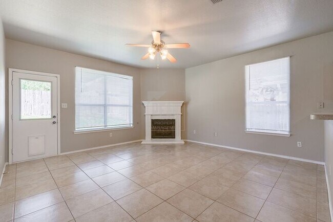 Building Photo - 4 Bedroom/2 Bathroom HOME FOR LEASE! Just ...