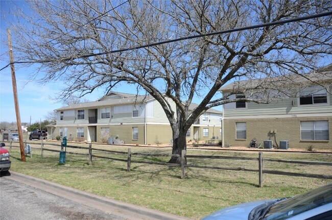 Building Photo - 448 N Joekel Ave
