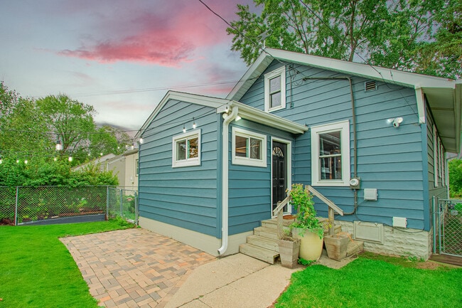 Building Photo - Charming 2-Bedroom Main Floor Home in South Minneapolis