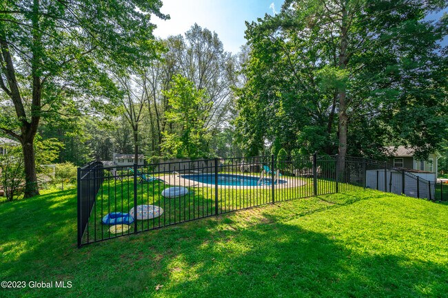 Building Photo - 1 Laurie Ln